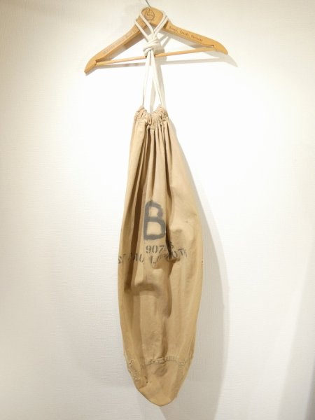 画像1: 40s US ARMY COTTON KHAKI BARRACK BAG LAUNDRY BAG with BOTH SIDE STENCIL (1)