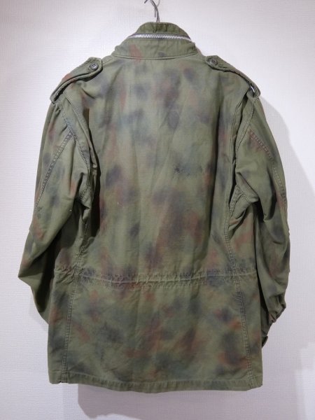 画像2: 70s US ARMY M-65 FIELD JACKET 2nd TYPE with HAND PAINTED CAMO (2)